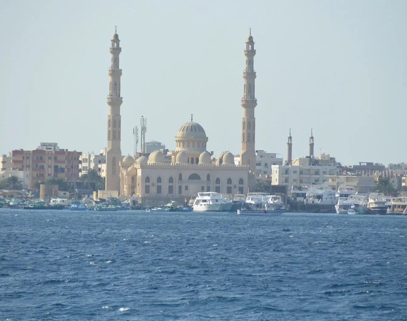 Exterior view of the Al-Mina Mosque in Hurghada, the seafront mosque whose minarets and courtyard lighting is under discussion.