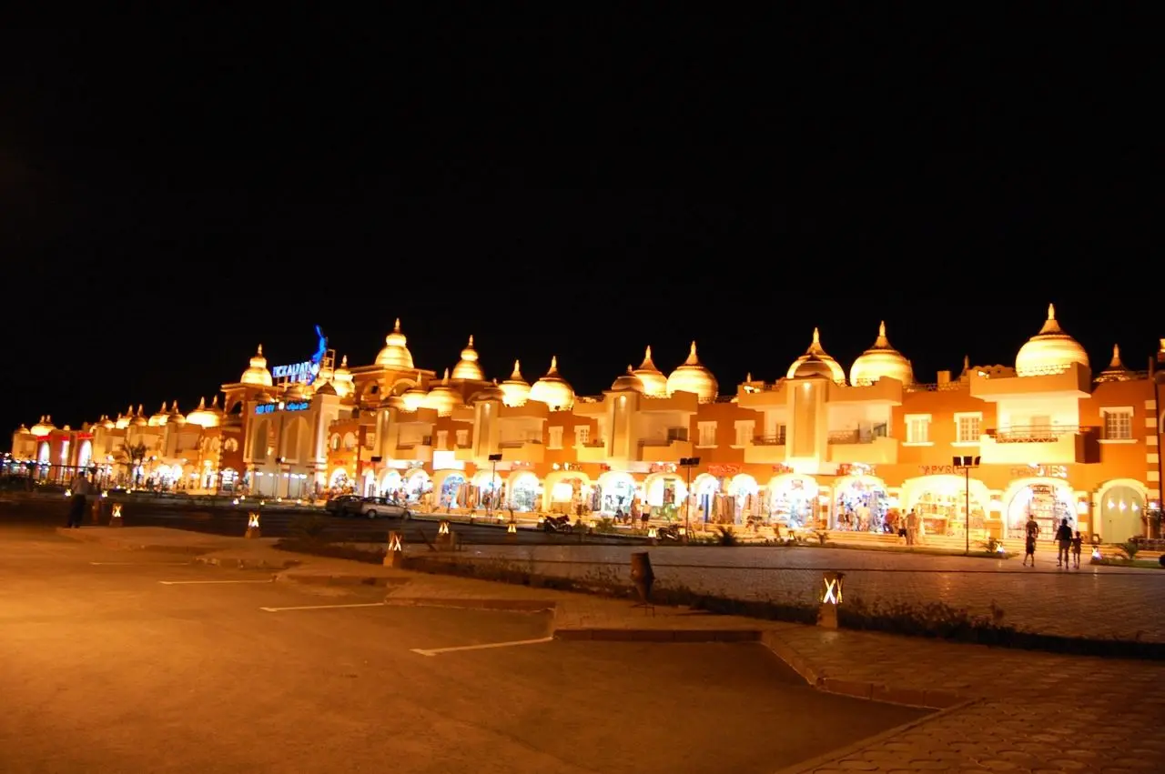 File photo of shopfronts along a street in Hurghada; not a picture of the North District clean-up campaign described in this report.