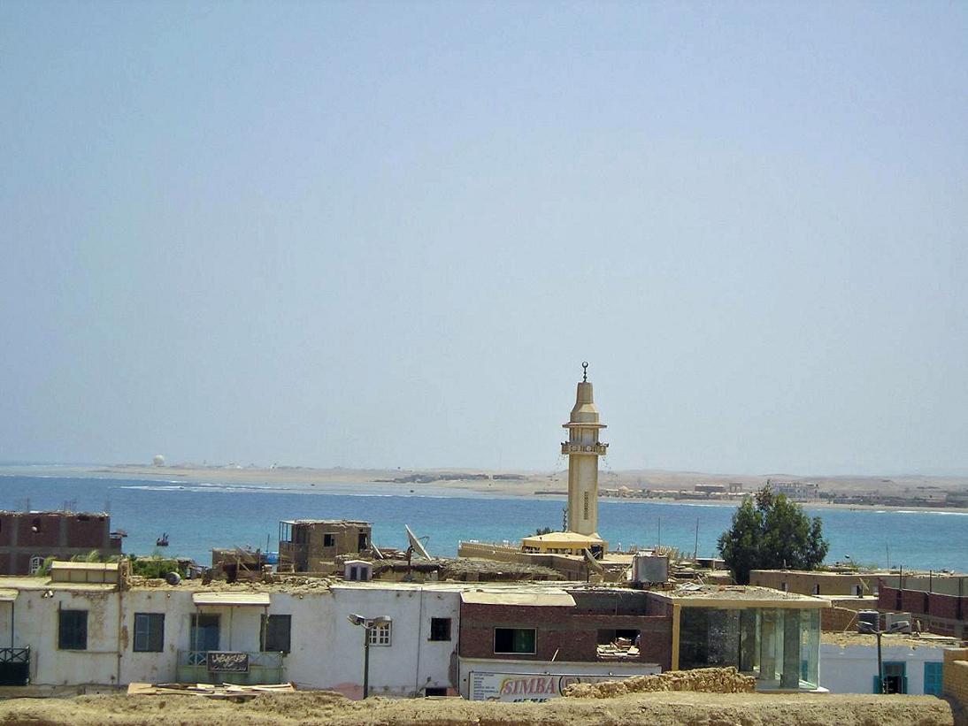 Die Altstadt von El Quseir am Roten Meer, ein Moscheeminarett über den flachen Dächern