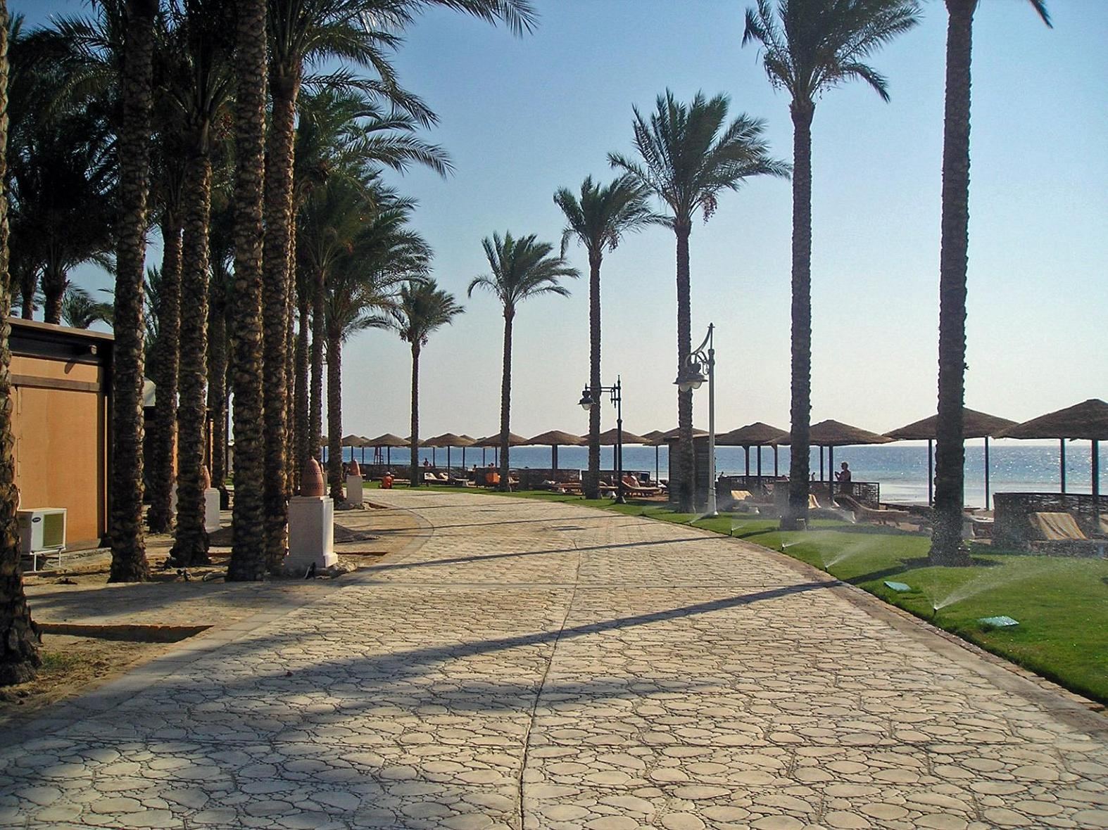 Sandy beach and shoreline at Makadi Bay in front of a resort in Egypt